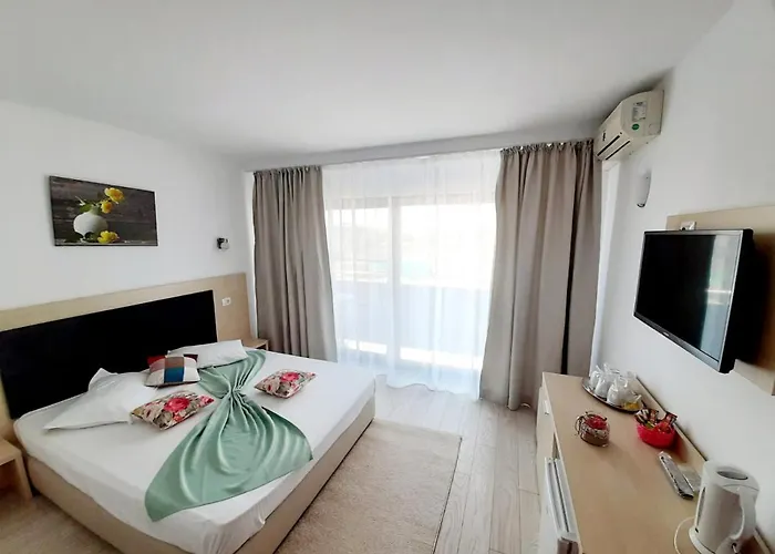 Ryanna Pe Plaja Belona Guest house