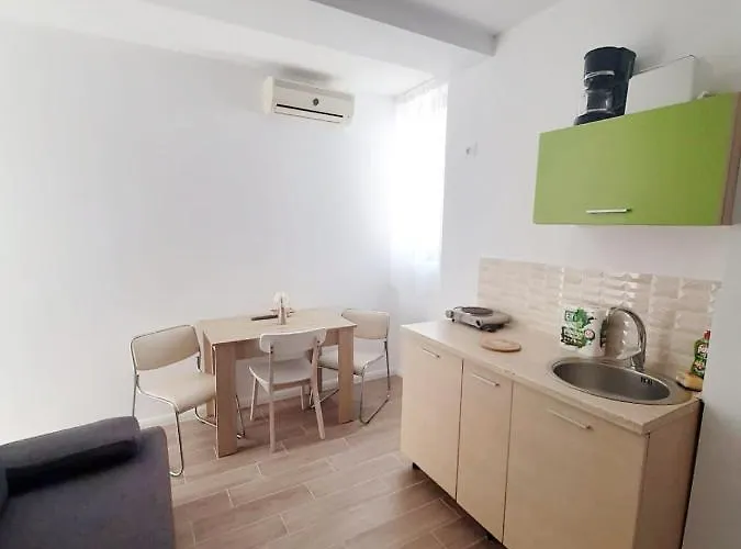 Ryanna Pe Plaja Belona Guest house